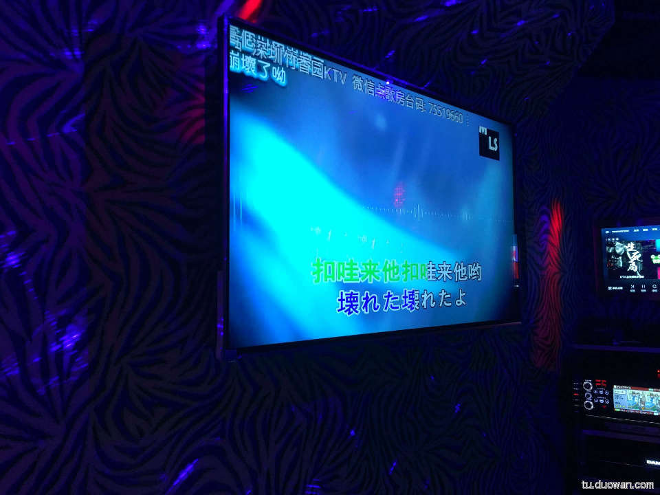 内涵图第1736期：水灵软妹和肚腩大叔的水下共演，这画面太美了